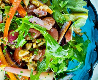 Varm salat med bakte gulrøtter og druer