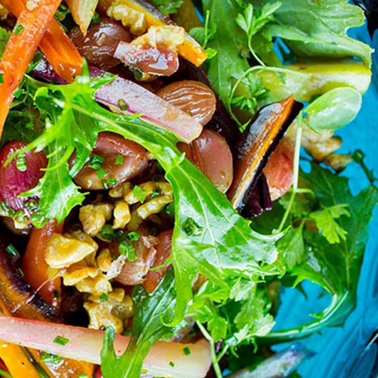 Varm salat med bakte gulrøtter og druer