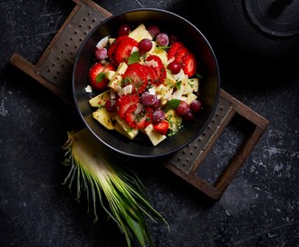 Ananas og jordbærsalat med frosne druer, lime- og myntesukker