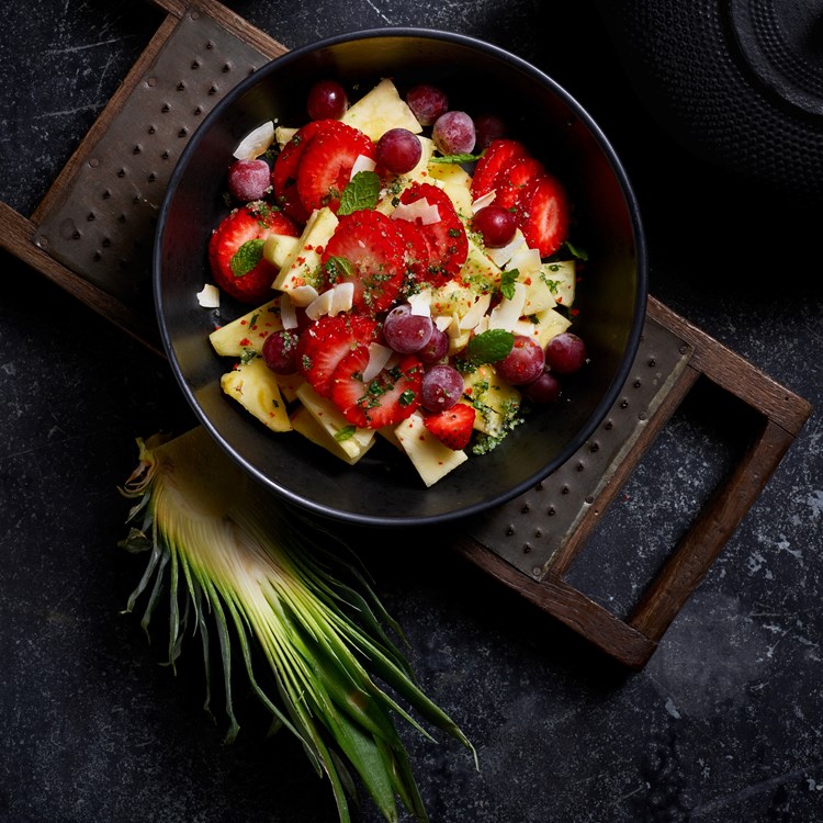 Ananas og jordbærsalat med frosne druer, lime- og myntesukker