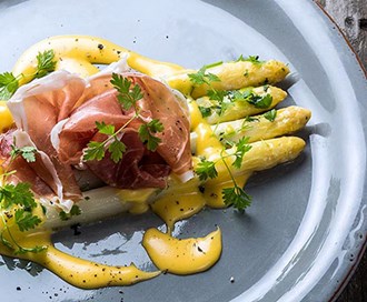 Kokte hvite asparges med skinke og Hollandaise
