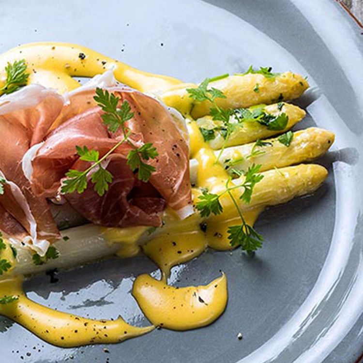Kokte hvite asparges med skinke og Hollandaise
