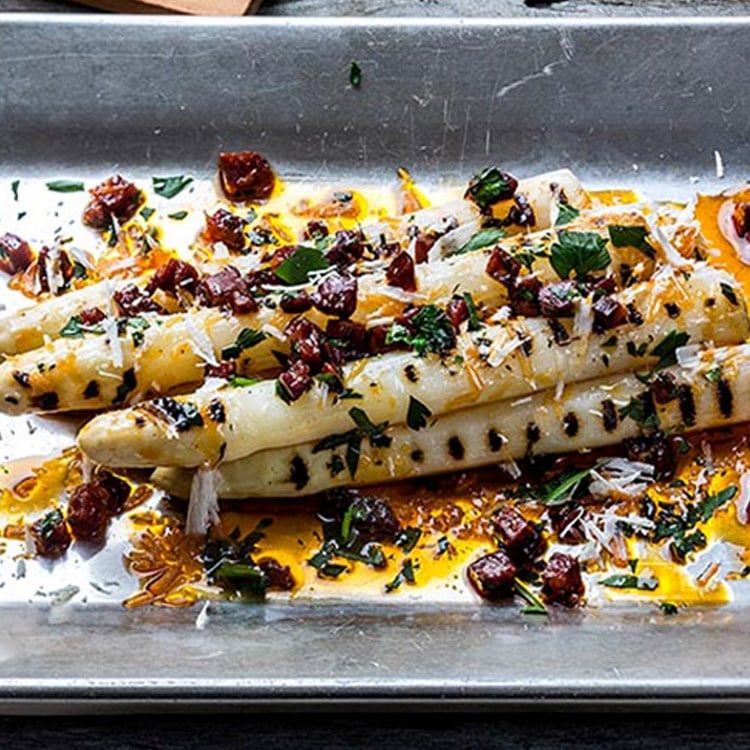 Grillet hvit asparges med chorizo og parmesan
