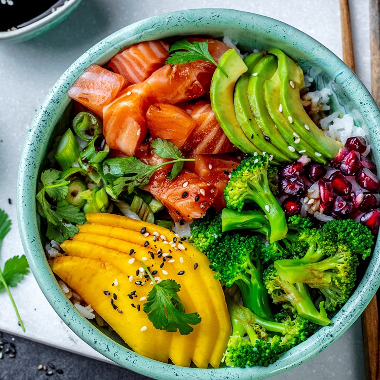 Poke med brokkoli og laks