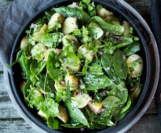 Lun potetsalat med babyspinat, rødløk og urter