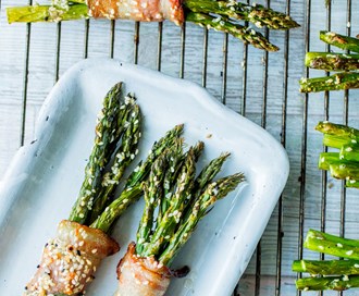 Bakte asparges med bacon og sesam