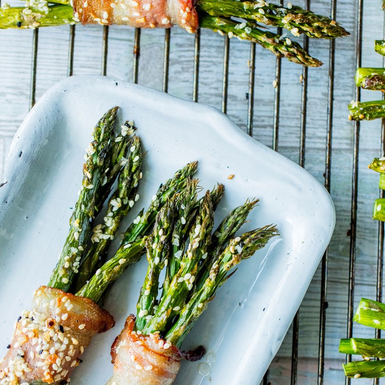 Bakte asparges med bacon og sesam