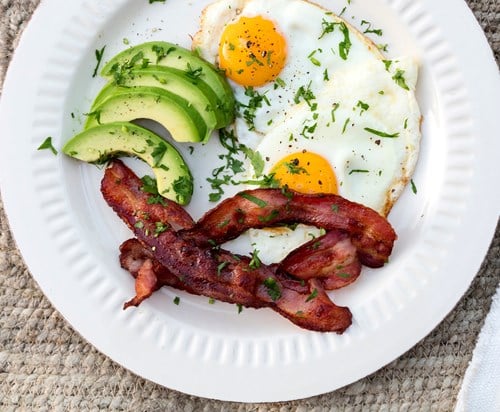 Avokado, egg og bacon