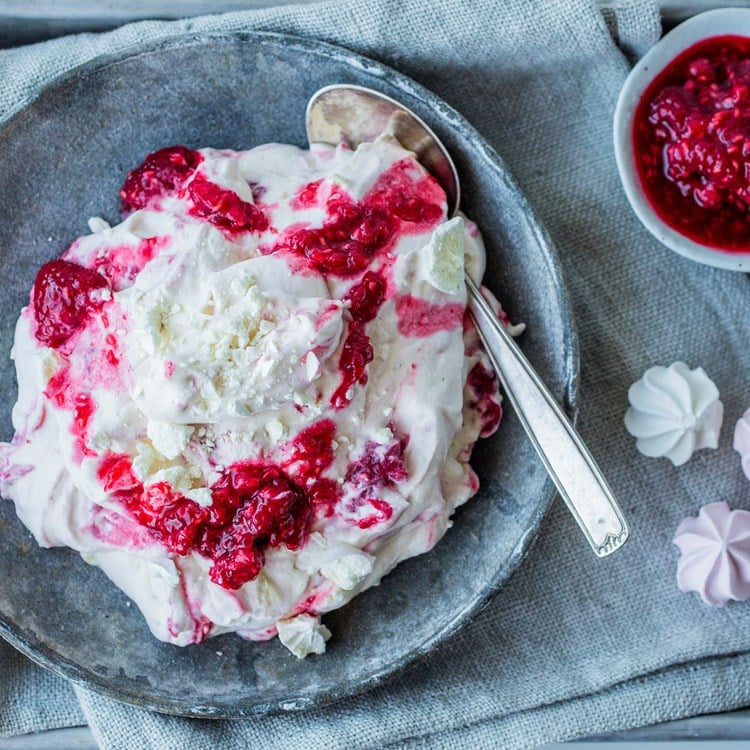 «Eton Mess» med bringebær