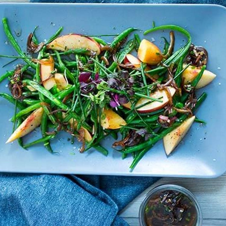 Aspargesbønner med fersken og balsamico