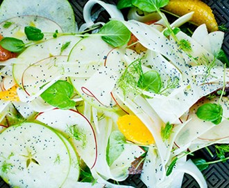 Eple- og fennikelsalat med valmuefrø