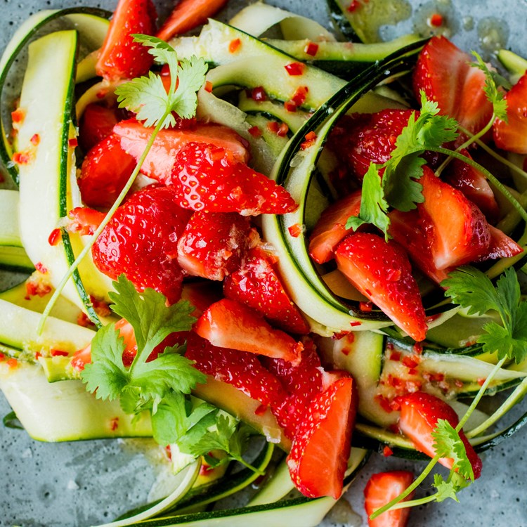 Squash- og jordbærsalat