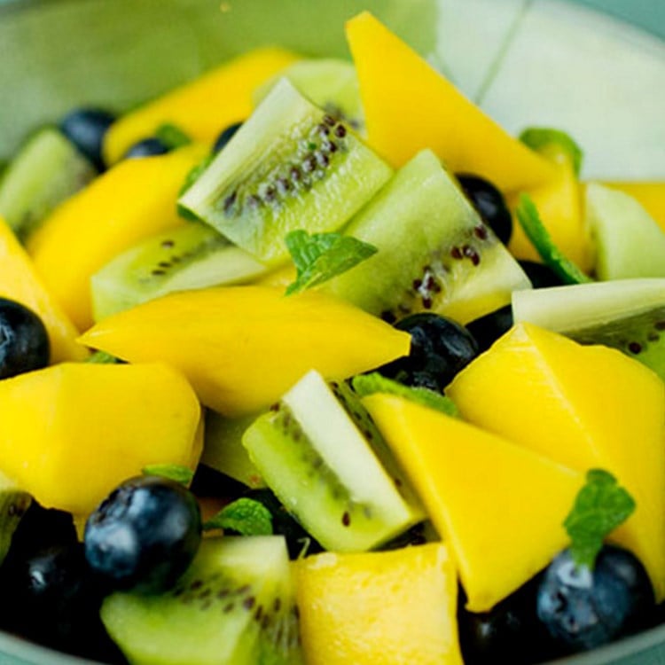 Mango, kiwi, blåbær – supersalat
