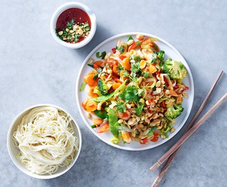 Wok Mix med kylling, søt chilisaus og peanøtter