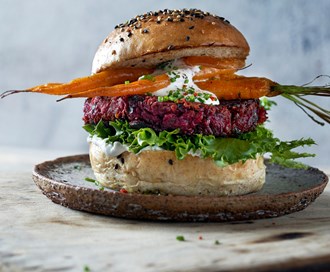 Rødbetburger med honningstekte gulrøtter og gressløkdressing