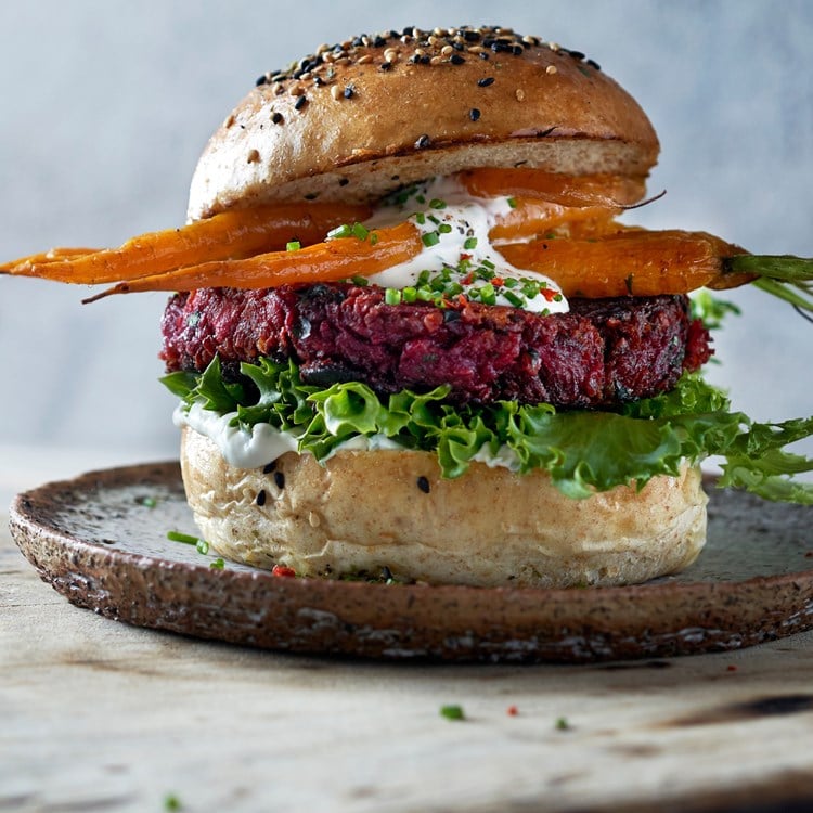 Rødbetburger med honningstekte gulrøtter og gressløkdressing