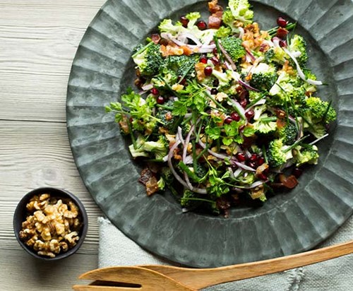Brokkolisalat med bacon, rødløk og granateple