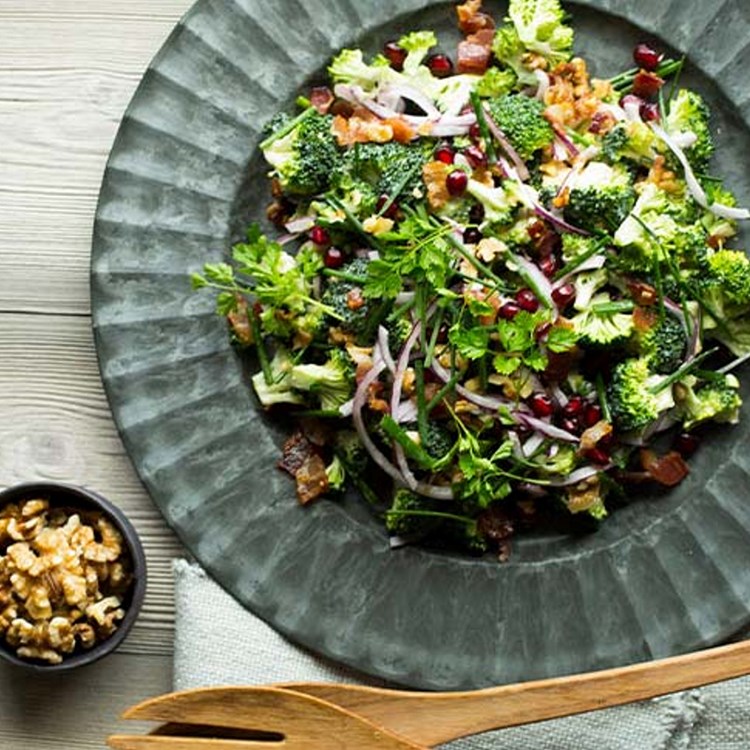 Brokkolisalat med bacon, rødløk og granateple