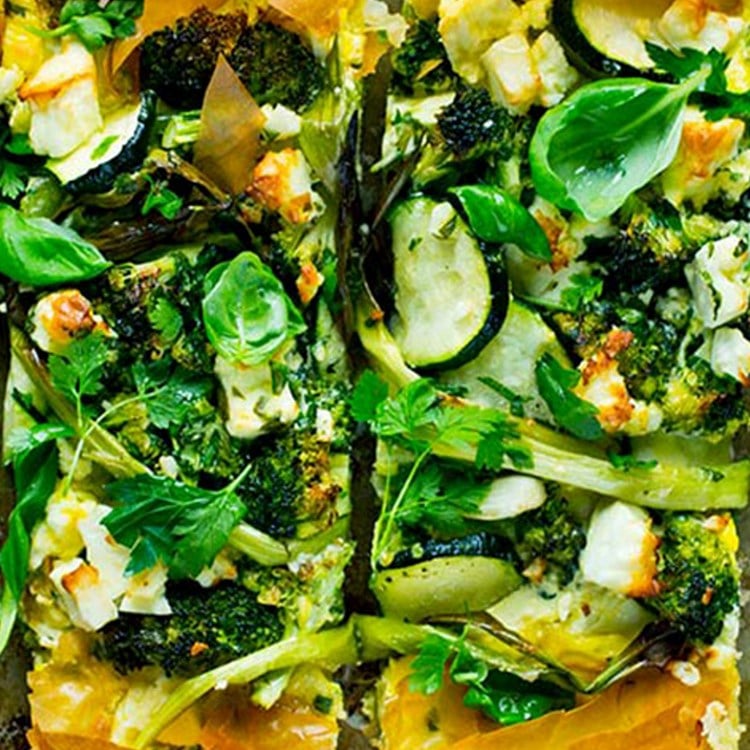 Sommerpai med brokkoli, squash og vårløk