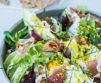 Sprø isbergsalat med rømmedressing og spekeskinke