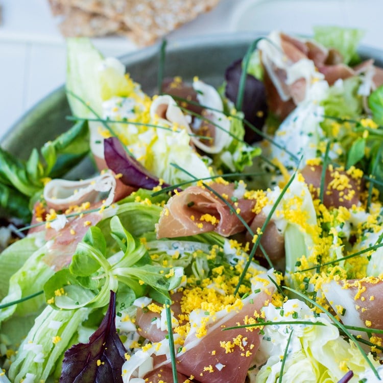 Sprø isbergsalat med rømmedressing og spekeskinke