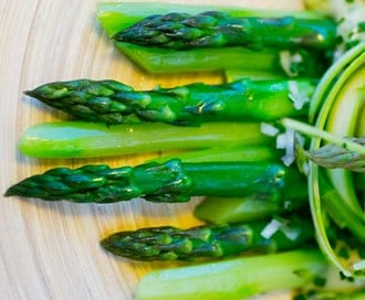 Grønn asparges med sennepsdressing
