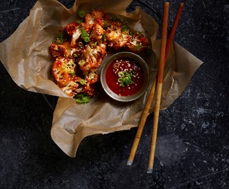 Sprøstekt blomkål med rød saus