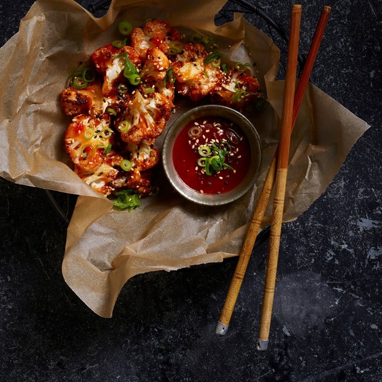 Sprøstekt blomkål med rød saus