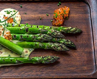 Grillede grønne asparges med mousselinesaus og ørretrogn