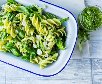 Pastasalat med basilikumpesto og fetaost