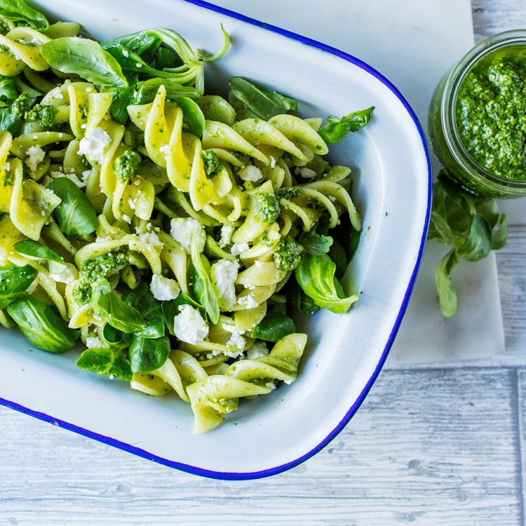 Pastasalat med basilikumpesto og fetaost