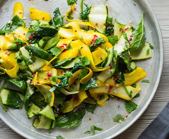 Lun squash- og spinatsalat