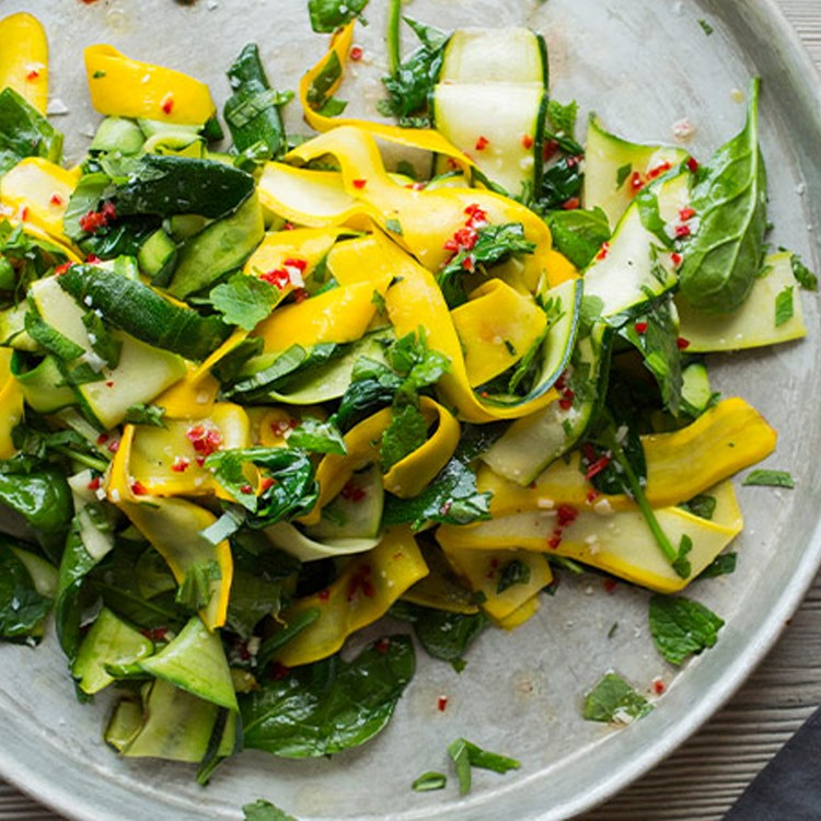 Lun squash- og spinatsalat