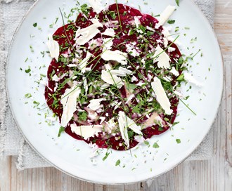 Rødbetcarpaccio med sennepsdressing og parmesan