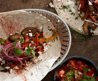 Fajitas med stekt paprika, sopp og limemarinert rødløk og reddik