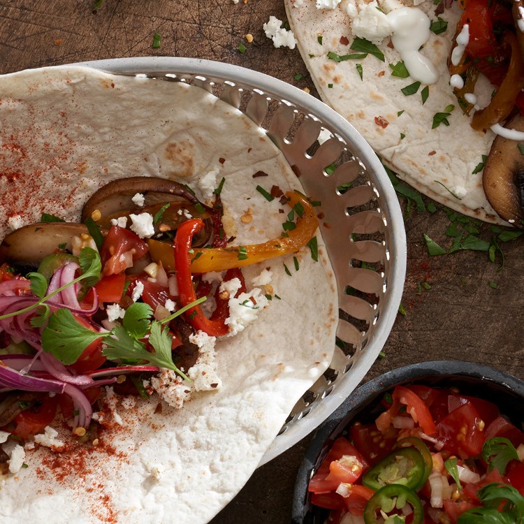 Fajitas med stekt paprika, sopp og limemarinert rødløk og reddik