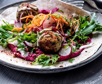 Grove wraps med falafel og rødbethummus