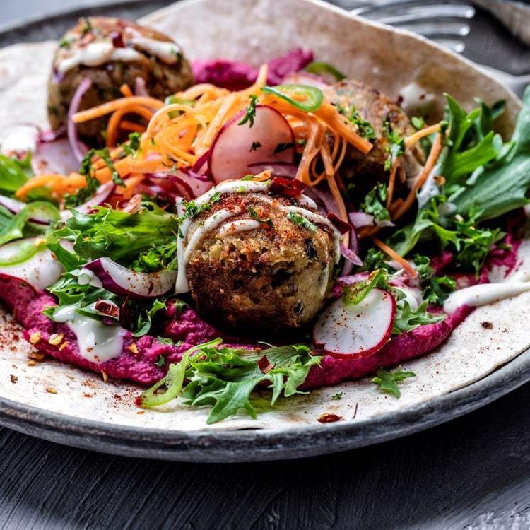Grove wraps med falafel og rødbethummus