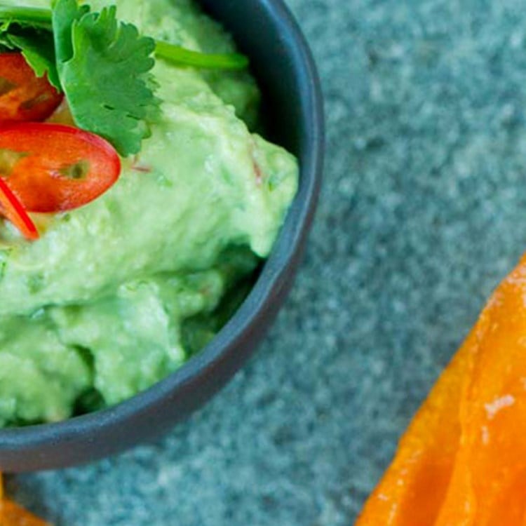 Guacamole og søtpotetchips
