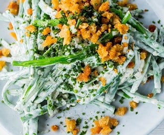 Kremet aspargesbønnesalat med gressløk, sjalottløk og hvitløksmuler