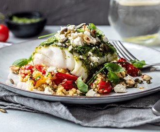 Bakt torsk med pesto og varm bulgursalat
