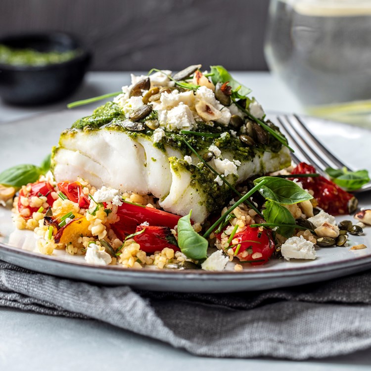 Bakt torsk med pesto og varm bulgursalat