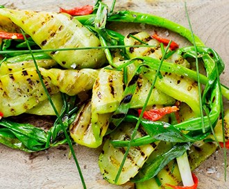 Grillet salatagurk med vårløk, gressløk og grillet chilidressing
