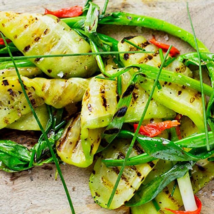 Grillet salatagurk med vårløk, gressløk og grillet chilidressing
