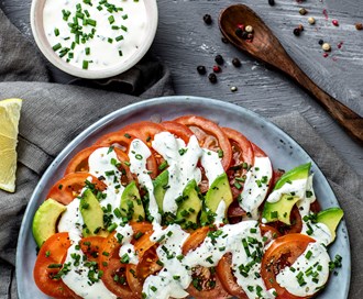 Tomat og avokadosalat med urtedressing