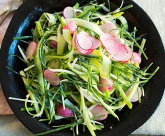 Sprø agurksalat med vårløk og reddik