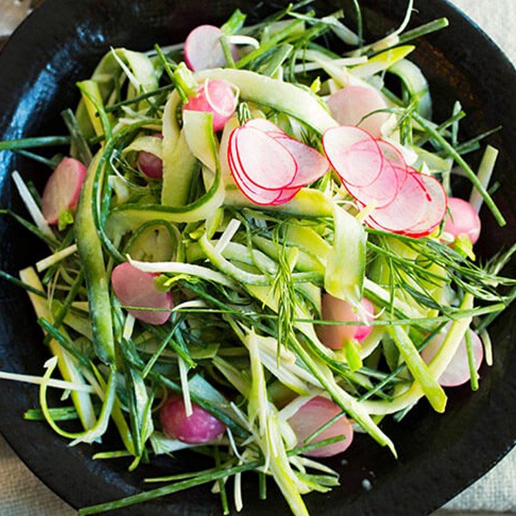 Sprø agurksalat med vårløk og reddik