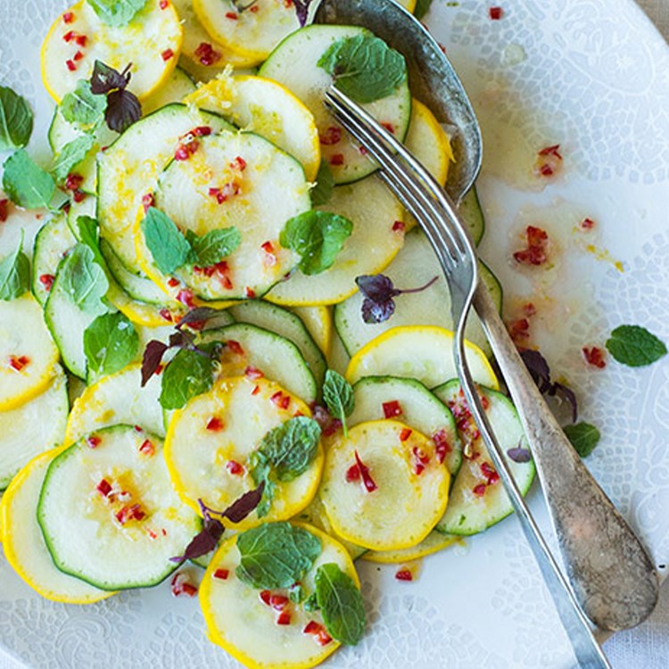 Squashsalat med sitron og chili