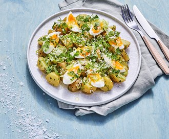 Nypotet-salat med vårløk og bløtkokt egg
