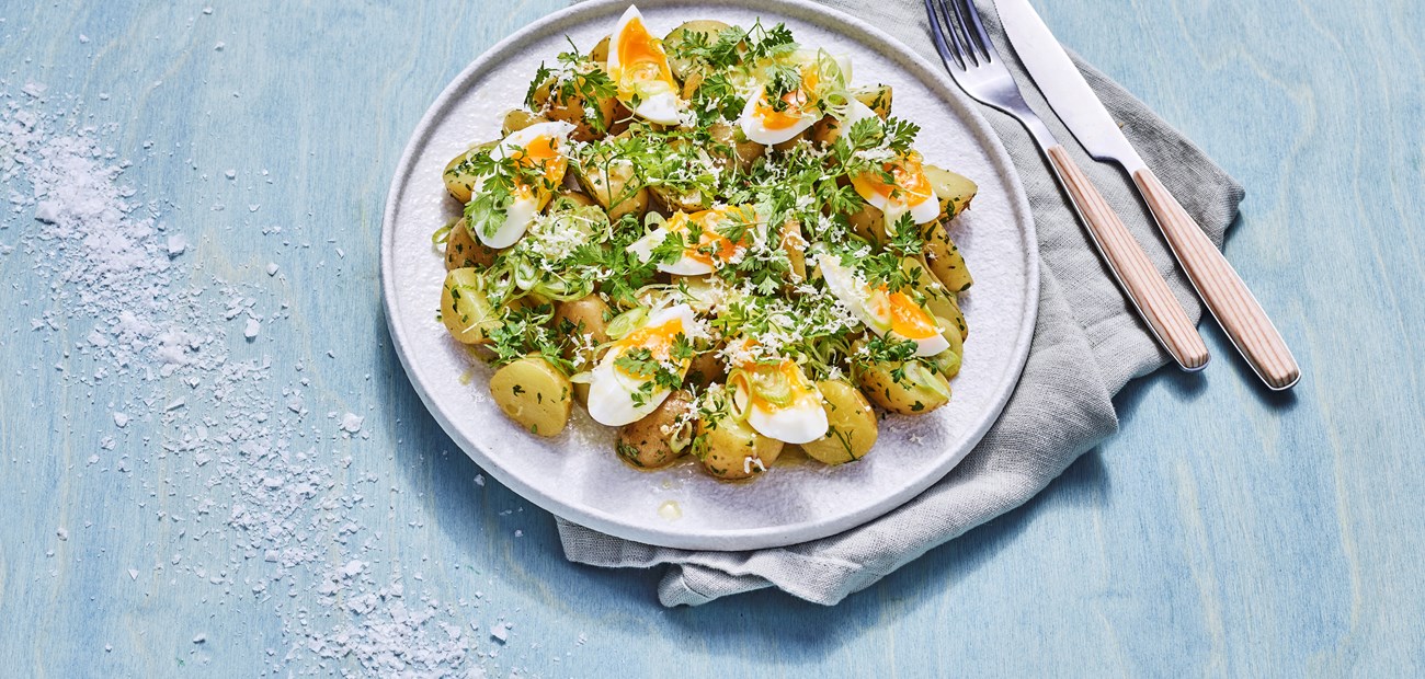 Nypotet-salat med vårløk og bløtkokt egg